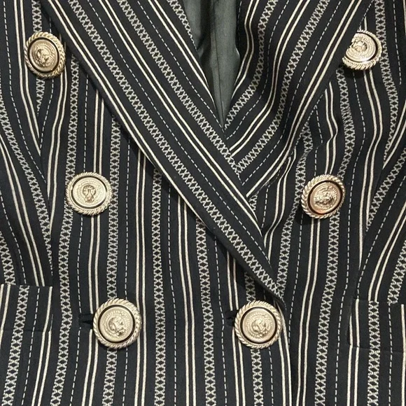 Beautiful, vesace blazer, no lowballs - Picture 4 of 12